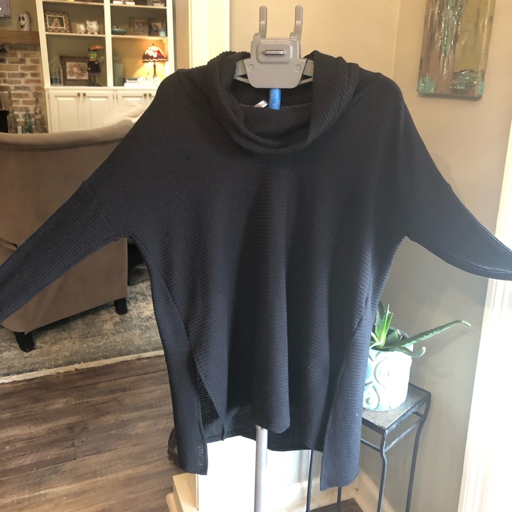 Cowl Nick, black, ribbed high low sweater